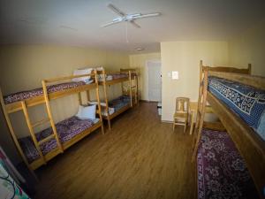מיטה או מיטות קומותיים בחדר ב-LG Tour & Hostel