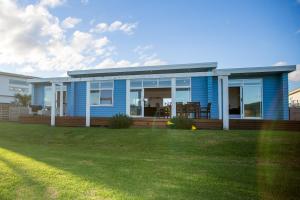 Imagen de la galería de Waterfront Wonder - Matarangi Holiday Home, en Matarangi