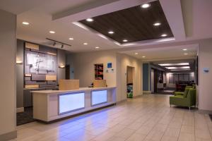 Khu vực sảnh/lễ tân tại Holiday Inn Express Hotel & Suites Tampa-Anderson Road-Veterans Exp, an IHG Hotel