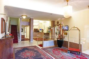 una gran sala de estar con escalera y vestíbulo en Hotel Principe en San Remo
