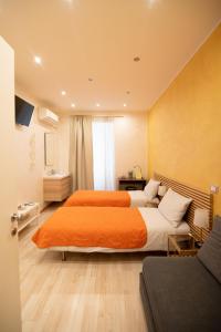 - une chambre avec deux lits et un canapé dans l'établissement Area39, à Trieste