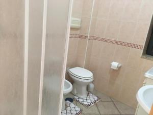 łazienka z toaletą i umywalką w obiekcie Casavacanza Graziuso w mieście Paestum
