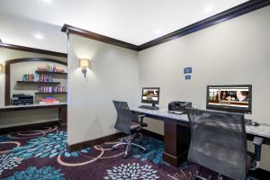 TV a/nebo společenská místnost v ubytování Staybridge Suites Wilmington-Newark by IHG