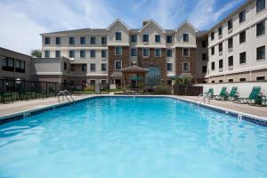 Bazén v ubytování Staybridge Suites Wilmington-Newark by IHG nebo v jeho okolí