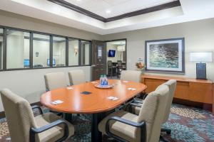 TV a/nebo společenská místnost v ubytování Staybridge Suites Wilmington-Newark by IHG