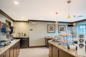 Kuchyň nebo kuchyňský kout v ubytování Staybridge Suites Wilmington-Newark by IHG