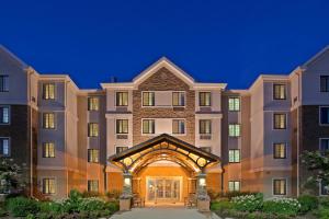 una vista exterior de un gran edificio de apartamentos en Staybridge Suites Wilmington-Newark, an IHG Hotel, en Newark