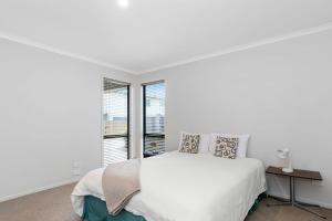 Gallery image of Sparkling Ocean Views - Papamoa Holiday House in Papamoa