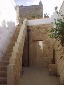 プレシッチェにあるCorte Dei Nonniの石造りの建物の扉につながる一連の階段