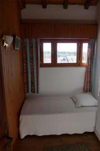 Cama o camas de una habitación en Réf 227 Seignosse , à proximité immédiate de la plage des Bourdaines , villa patio classée 3 étoiles , 6 personnes