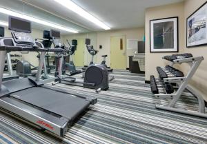 un gimnasio con equipo cardiovascular en una habitación de hotel en Candlewood Suites Salina, an IHG Hotel, en Salina