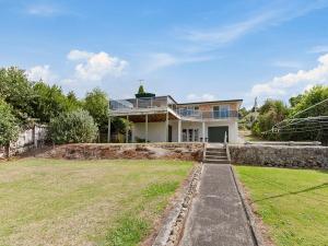Gallery image of Lofty Lakeviews - Acacia Bay Holiday Home in Taupo
