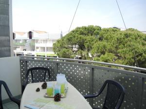 einen Tisch auf dem Balkon mit Getränken darauf in der Unterkunft Argonauti in Bibione