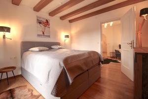 1 dormitorio con 1 cama grande en una habitación en Alpenjuwel, en Garmisch-Partenkirchen