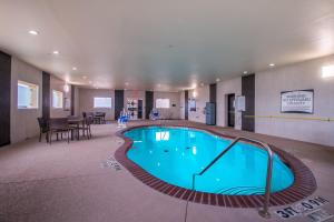 una piscina en medio de una habitación con mesa y sillas en Staybridge Suites Longview, an IHG Hotel, en Longview