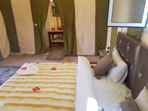 Voodi või voodid majutusasutuse Merzouga Activities Camp toas