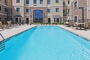 Bazén v ubytování Staybridge Suites Wichita, an IHG Hotel nebo v jeho okolí