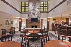 Restaurace v ubytování Staybridge Suites Wichita, an IHG Hotel