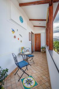 una habitación con 2 sillas y una mesa en el suelo en Aquamarine Apartment, en Vico Equense