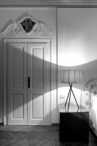 a bedroom with a door and a bed and a lamp at Corte Di Gabriela in Venice