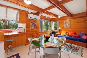 KuratauにあるParehopu Lake House - Taupo Holiday Homeのテーブルとソファのあるリビングルーム