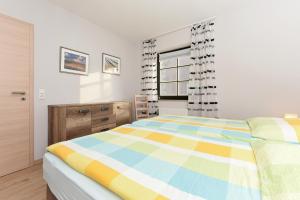 1 dormitorio con cama y ventana en Cliner Nordseehus, en Carolinensiel