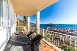 een balkon met een bank en uitzicht op de oceaan bij The View in Dubrovnik