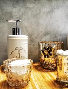 - un comptoir de salle de bains avec lavabo et quelques verres dans l'établissement Salou luz y color, à Salou