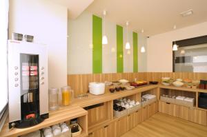 una cocina con rayas verdes y marrones en la pared en AB Hotel Tokai Otagawa, en Tokai