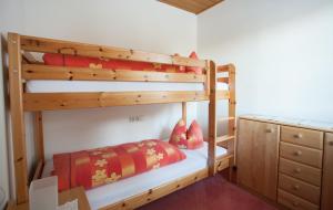 Letto o letti in una camera di Pension Edelweiss - Bergdorf Gargellen 1423m - Park, Sleep & Hike