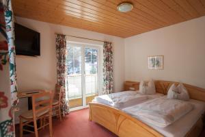 Letto o letti in una camera di Pension Edelweiss - Bergdorf Gargellen 1423m - Park, Sleep & Hike