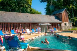 The swimming pool at or close to Goélia Résidence Du Parc