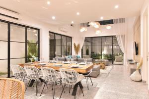 - une salle à manger avec une table et des chaises dans l'établissement Villa Verde close to Finns Beach Club, à Canggu