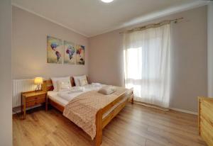 シュクラルスカ・ポレンバにあるApart-Invest Comfort Lineのベッドルーム(大型ベッド1台、窓付)