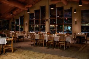 Restaurace v ubytování Holiday Inn Hotel & Suites Osoyoos by IHG