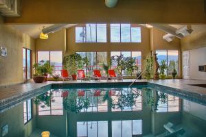 Bazén v ubytování Holiday Inn Hotel & Suites Osoyoos by IHG nebo v jeho okolí