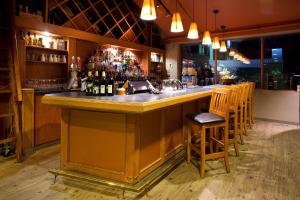 Lounge nebo bar v ubytování Holiday Inn Hotel & Suites Osoyoos by IHG