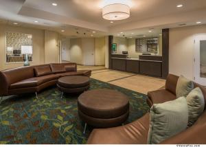 un hall avec des canapés et des chaises ainsi qu'une salle d'attente dans l'établissement Candlewood Suites Winnemucca, an IHG Hotel, à Winnemucca
