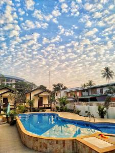 Swimming pool sa o malapit sa SUNRAY Guesthouse สุนันท์บ้านพักริมคลอง