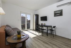 TV a/nebo společenská místnost v ubytování Apartments Jakoplić