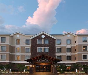 uma representação de um hotel com um edifício em Staybridge Suites Hot Springs, an IHG Hotel em Hot Springs