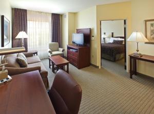 Μια τηλεόραση ή/και κέντρο ψυχαγωγίας στο Staybridge Suites Hot Springs by IHG