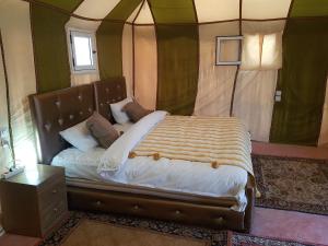 Voodi või voodid majutusasutuse Merzouga Activities Camp toas