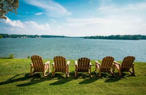 Waterfront studio with Private Porch #13 at Long Cove Resort