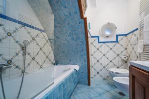 y baño con bañera y aseo. en Aquamarine Apartment, en Vico Equense 34 fotos más