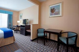 Зона вітальні в Holiday Inn Express Hotel & Suites West Coxsackie, an IHG Hotel