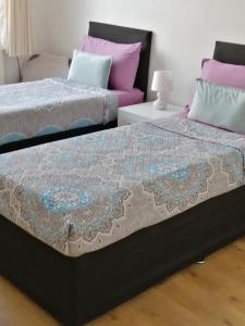 duas camas sentadas uma ao lado da outra num quarto em Dream Time Apartments-Aqua Suite em Londres