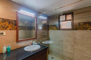 Koupelna v ubytování Udhbhava Kamala by VEO - Part of StayVista + 15 fotografií