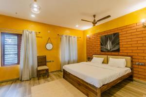 Postel nebo postele na pokoji v ubytování Udhbhava Kamala by VEO - Part of StayVista