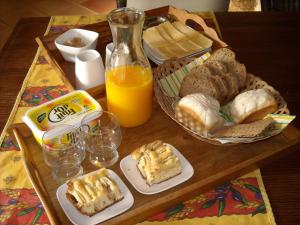 una mesa con pan y una jarra de zumo de naranja en Mas Taillet Maison d'Hôtes, en Prats-de-Mollo-la-Preste